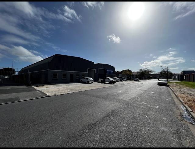 800M² WAREHOUSE TO LET IN PAROW INDUSTRIAL